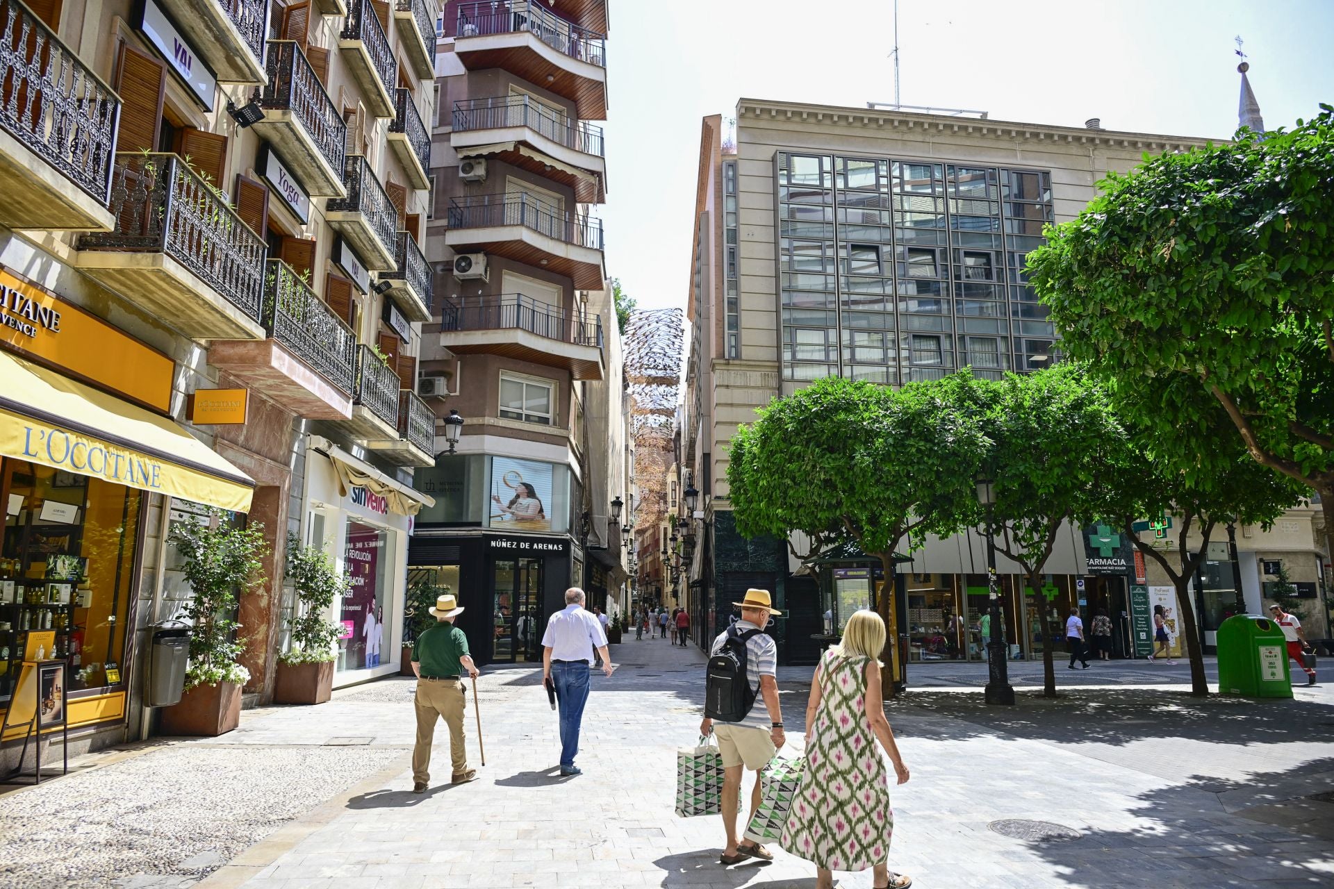 El comercio del centro de Murcia languidece en verano, en imágenes