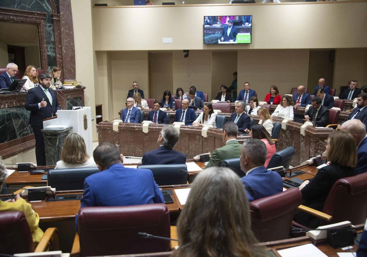 Fernando López Miras se dirige a los parlamentarios.