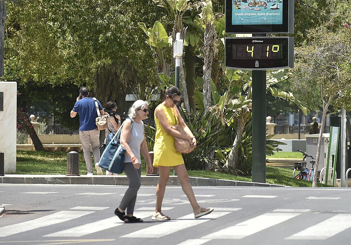 Un termómetro al sol marca 31 grados en Murcia, en una imagen de archivo.