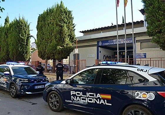 Dos vehículos de la Policía Nacional en la comisaría de Molina.