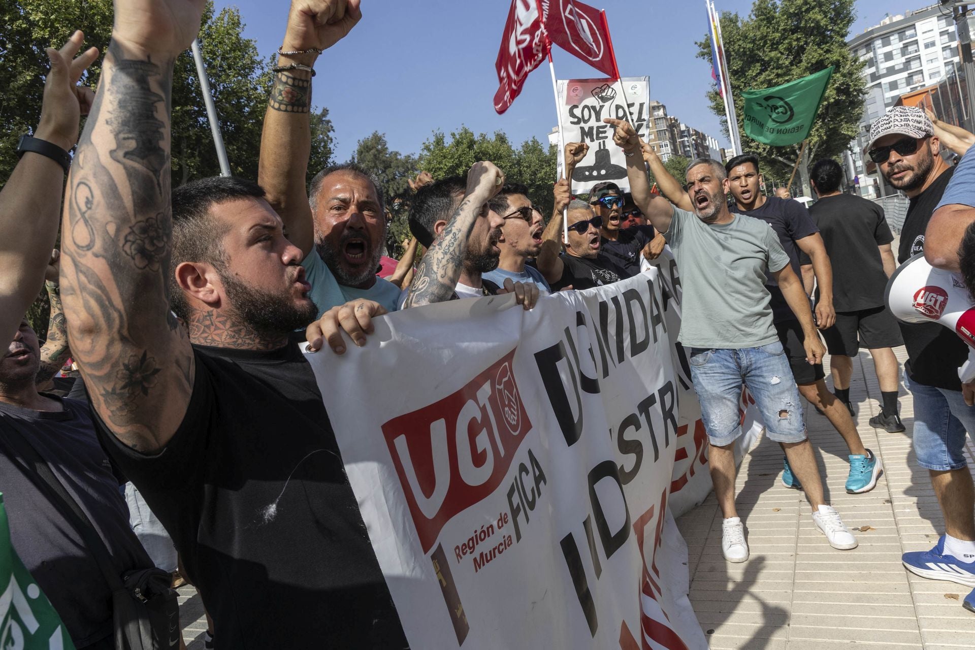 La protesta de los bomberos del CEIS y de los trabajadores de Navantia a las puertas de la Asamblea Regional, en imágenes