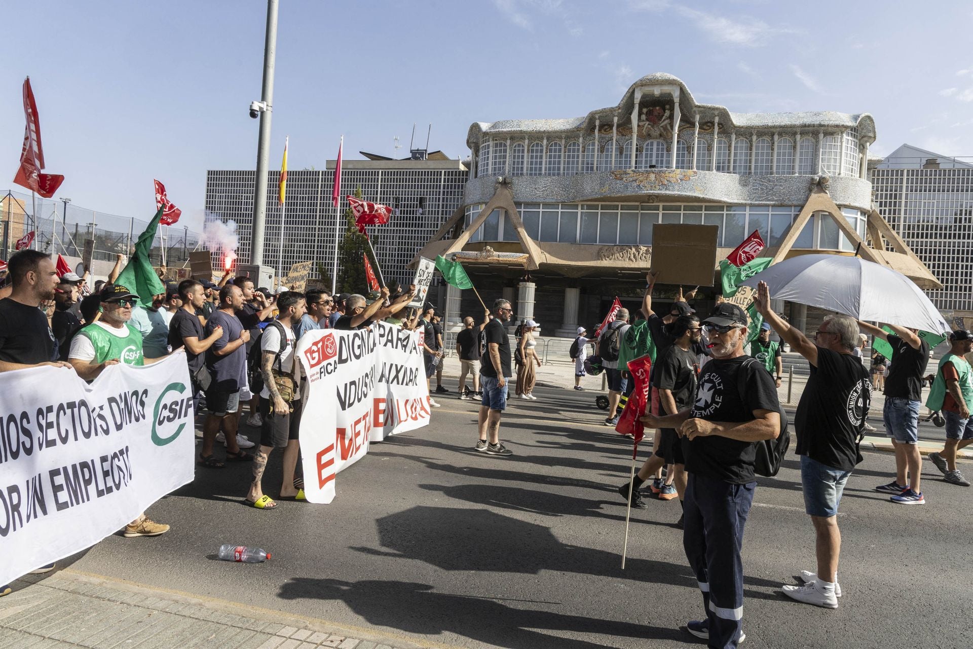 La protesta de los bomberos del CEIS y de los trabajadores de Navantia a las puertas de la Asamblea Regional, en imágenes