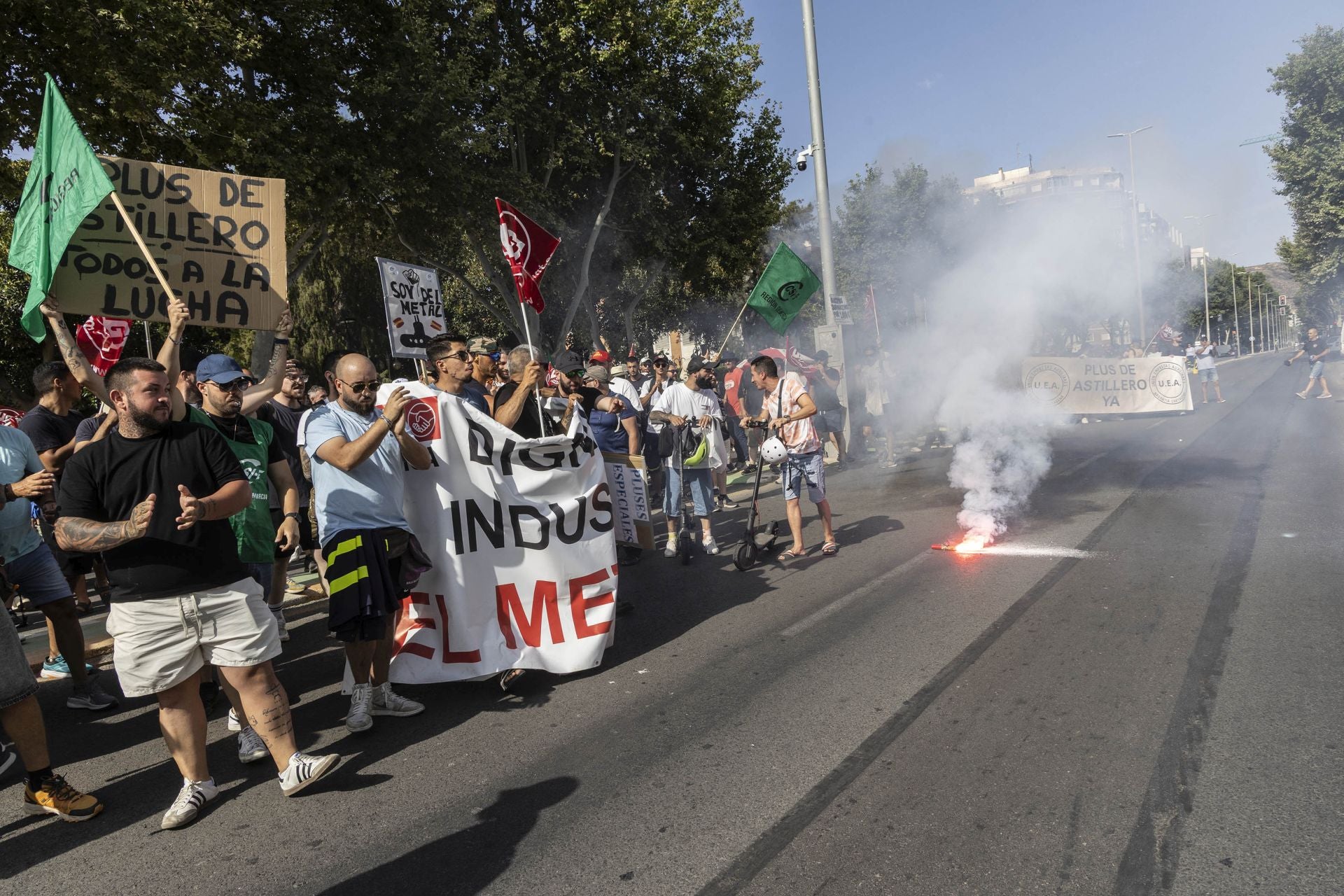 La protesta de los bomberos del CEIS y de los trabajadores de Navantia a las puertas de la Asamblea Regional, en imágenes
