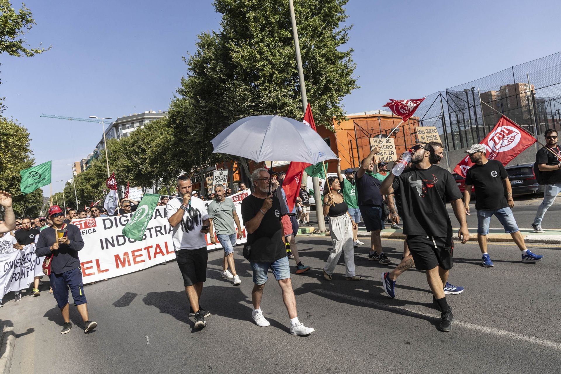La protesta de los bomberos del CEIS y de los trabajadores de Navantia a las puertas de la Asamblea Regional, en imágenes