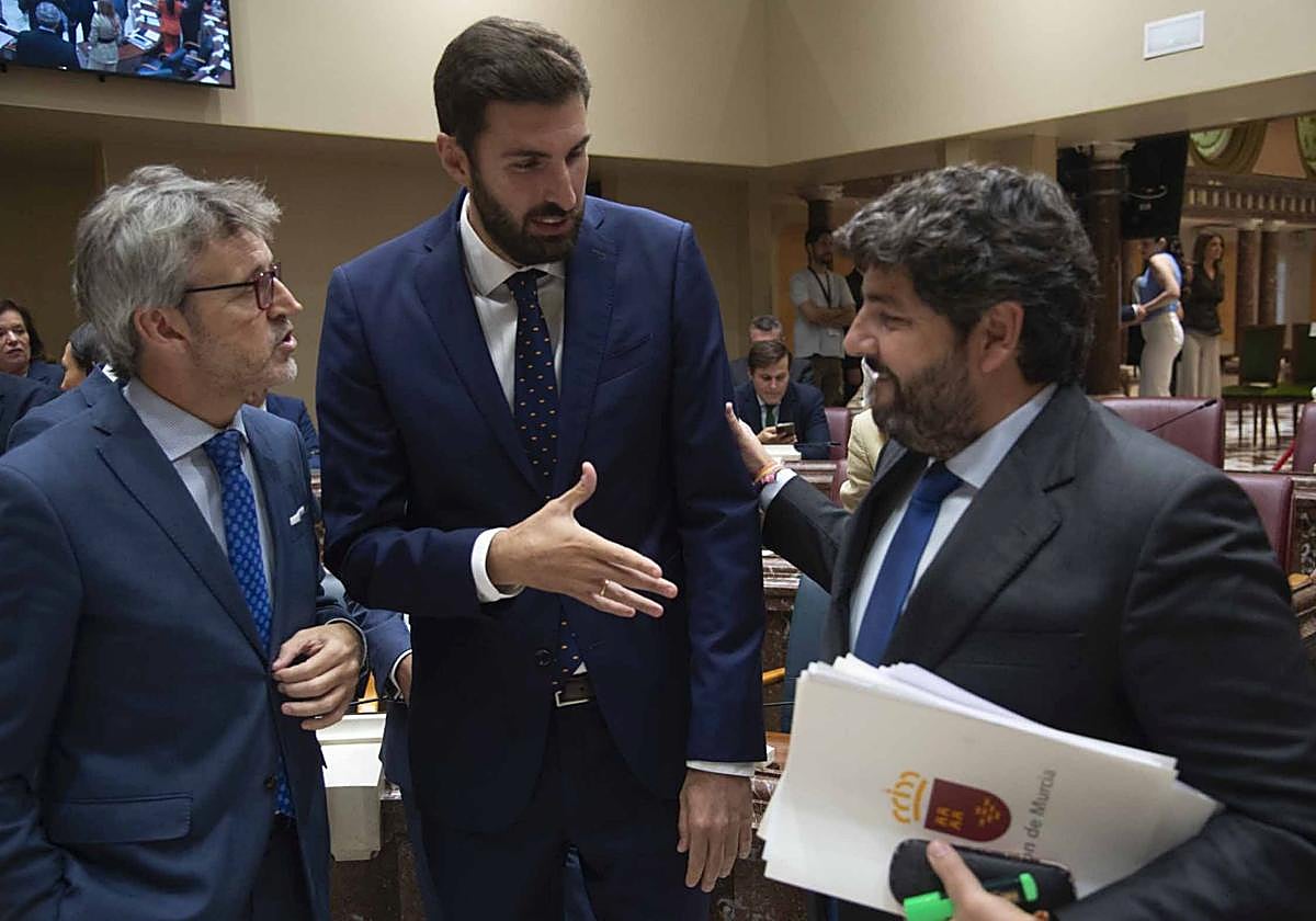José Ángel Antelo junto a Fernando López Miras y Luis Alberto Marín.