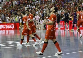 Waltinho celebra un gol del encuentro.