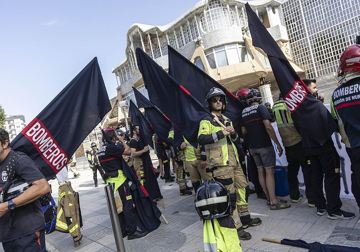 Varios bomberos, durante la protesta.