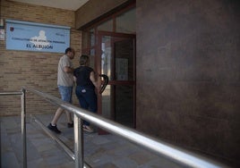 Dos usuarios entran al consultorio médico de El Albujón para ser atendidos.