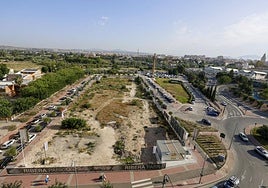 Vista del solar donde se construirá la nueva urbanización de Barriomar, junto a la salida de la A-30.