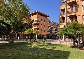 Tres vecinos, ayer, en la plaza de las Américas.