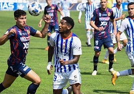 Seth Vega, recién firmado por el Águilas, procedente de La Unión, disputa un balón ante el Yeclano.