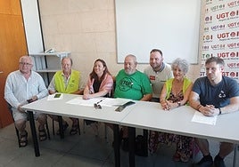 Los miembros de la comisión de ILP por la vivienda, con Paco Morote, en el centro.