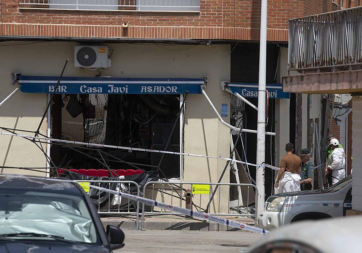 Estado del bar y el mercado semanal tras la explosión.