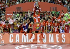 Los jugadores festejan la victoria ante el Barcelona.