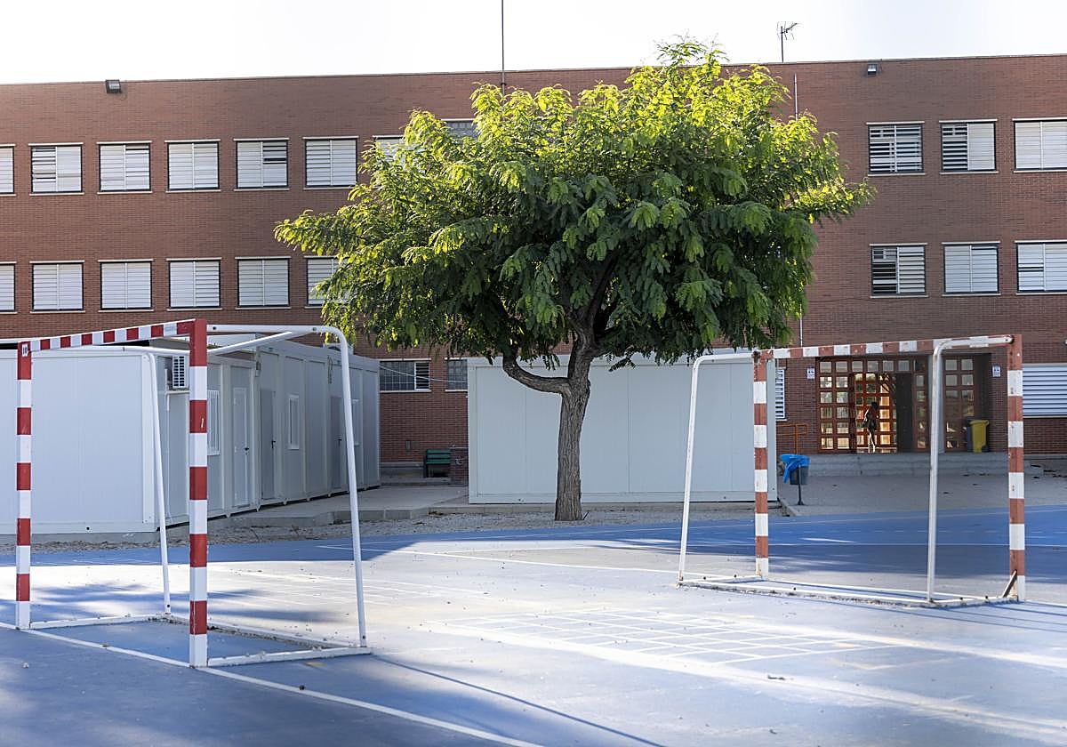 Barracones en el IES Menárguez Costa de Los Alcázares, en una imagen de archivo.