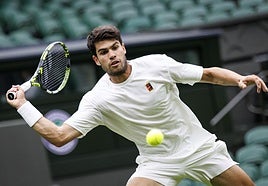 Carlos Alcaraz entrenando, este jueves, con Djokovic en la pista central de Wimbledon.