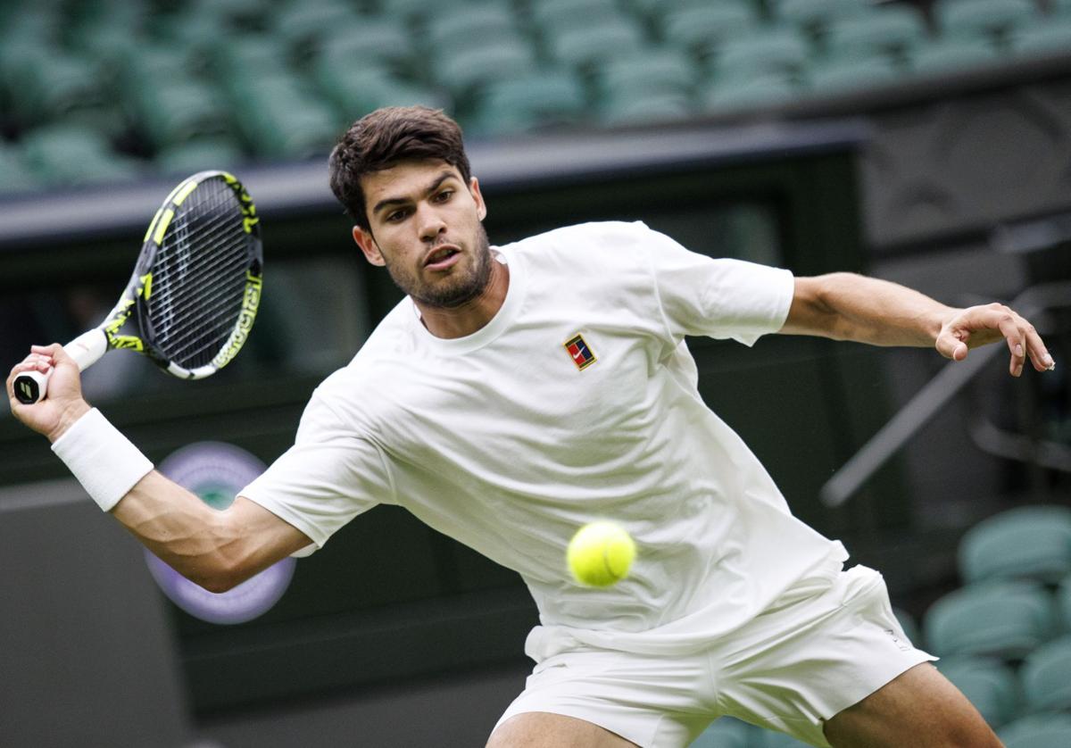 Carlos Alcaraz entrenando, este jueves, con Djokovic en la pista central de Wimbledon.
