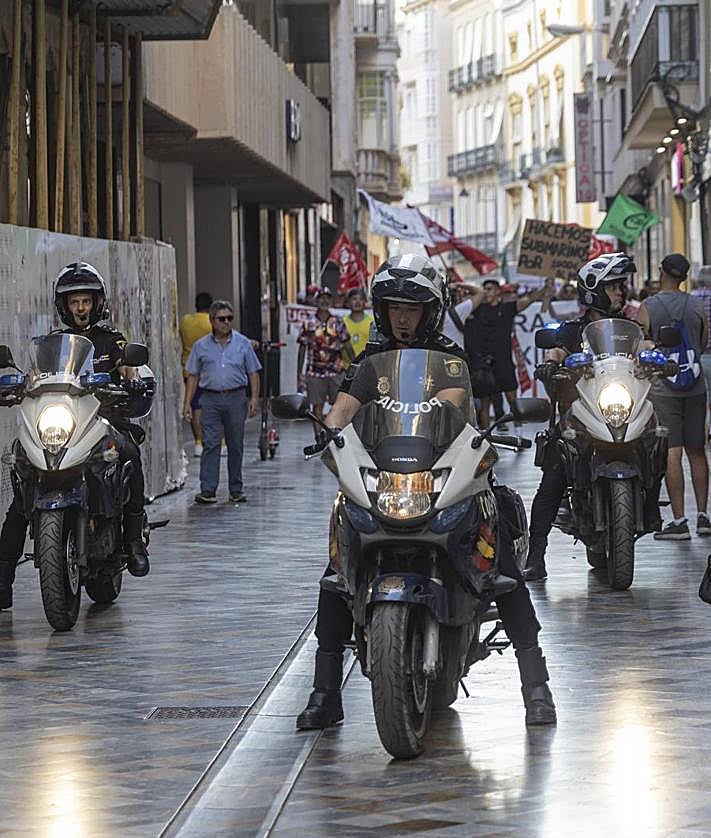 Imagen secundaria 2 - Los auxiliares de Navantia insisten en que no se permita el acceso de trabajadores por el Arsenal