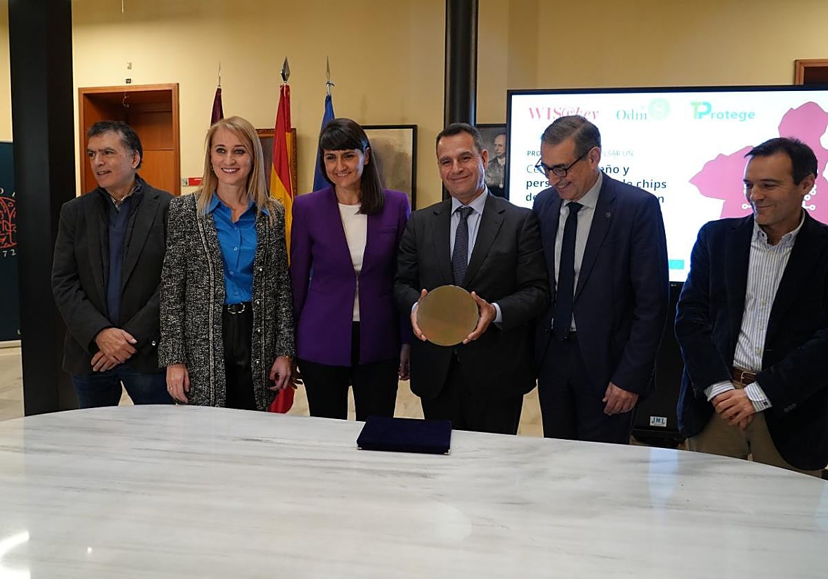 José Trigueros, entre María González Veracruz y el rector José Luján, en la presentación del proyecto en la UMU.