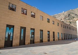 Los vinilos de la parte superior, en el Rincón Hernandiano, que sustituyeron sin referencia republicana.