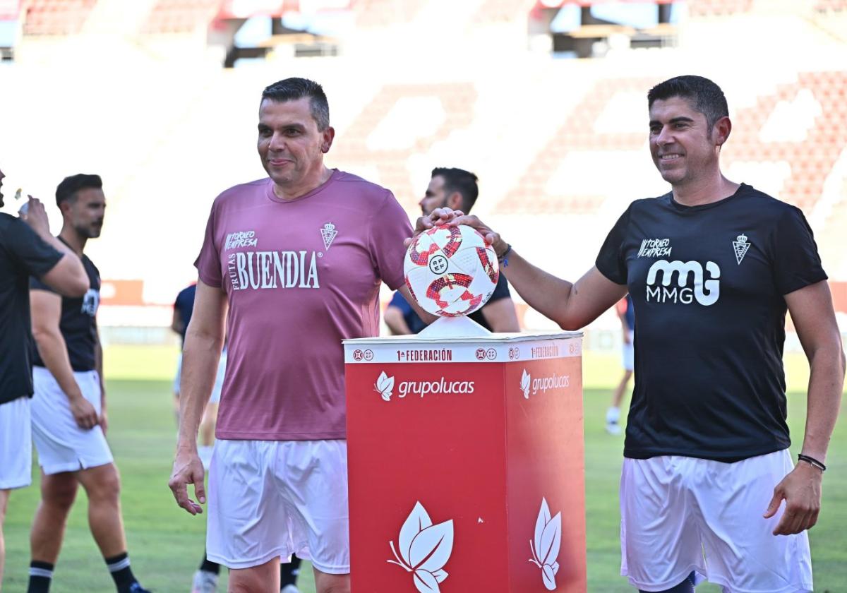 Dos representantes de empresas patrocinadoras, antes del partido.