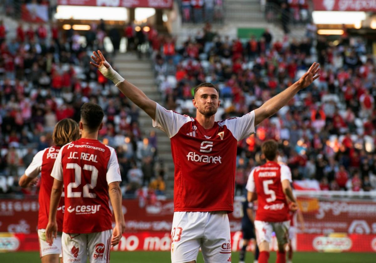 David Flakus celebra su gol ante el Recreativo de Huelva en el Estadio Enrique Roca.
