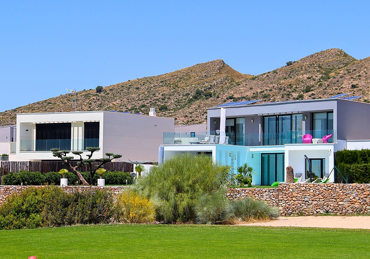 Las villas Aqua disponen de terrazas con vistas al campo de golf y las montañas.