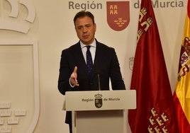 El portavoz del Gobierno regional, Marcos Ortuño, en rueda de prensa.