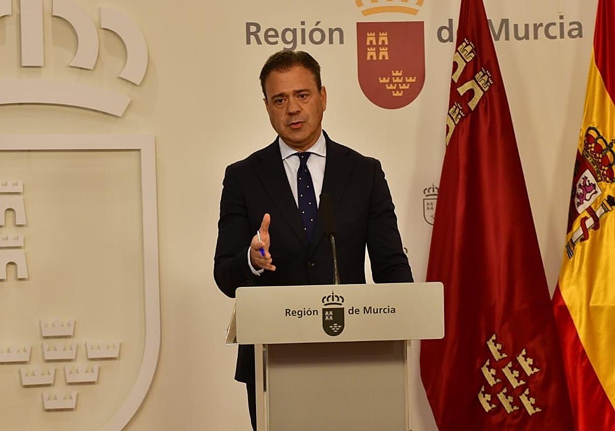 El portavoz del Gobierno regional, Marcos Ortuño, en rueda de prensa.