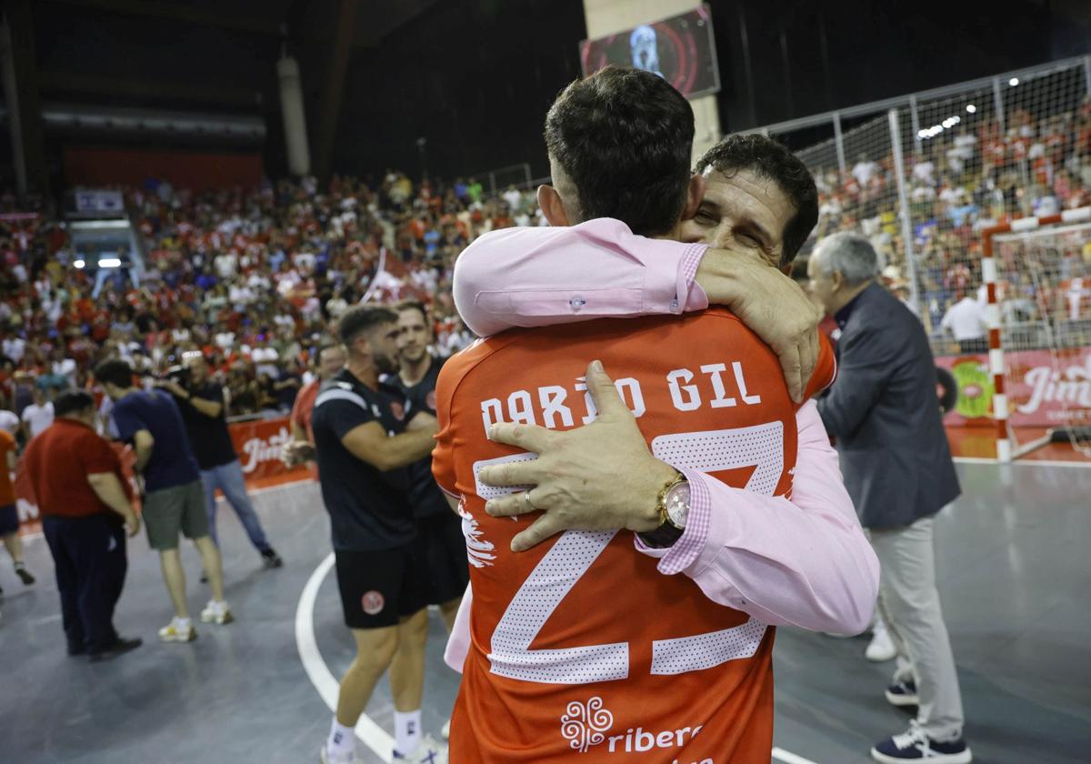 Duda abraza a Darío Gil tras la victoria.