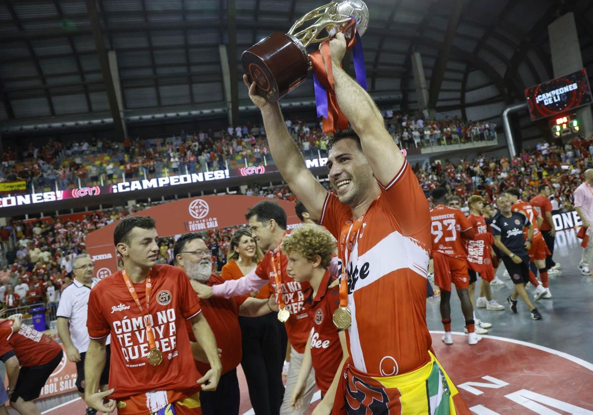 Pablo Ramírez, autor del gol de la victoria final, con el trofeo de campeón de Liga.