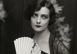 La cartagenera Magdalena Marsal Martínez, alias Magda de Bries, con un abanico.