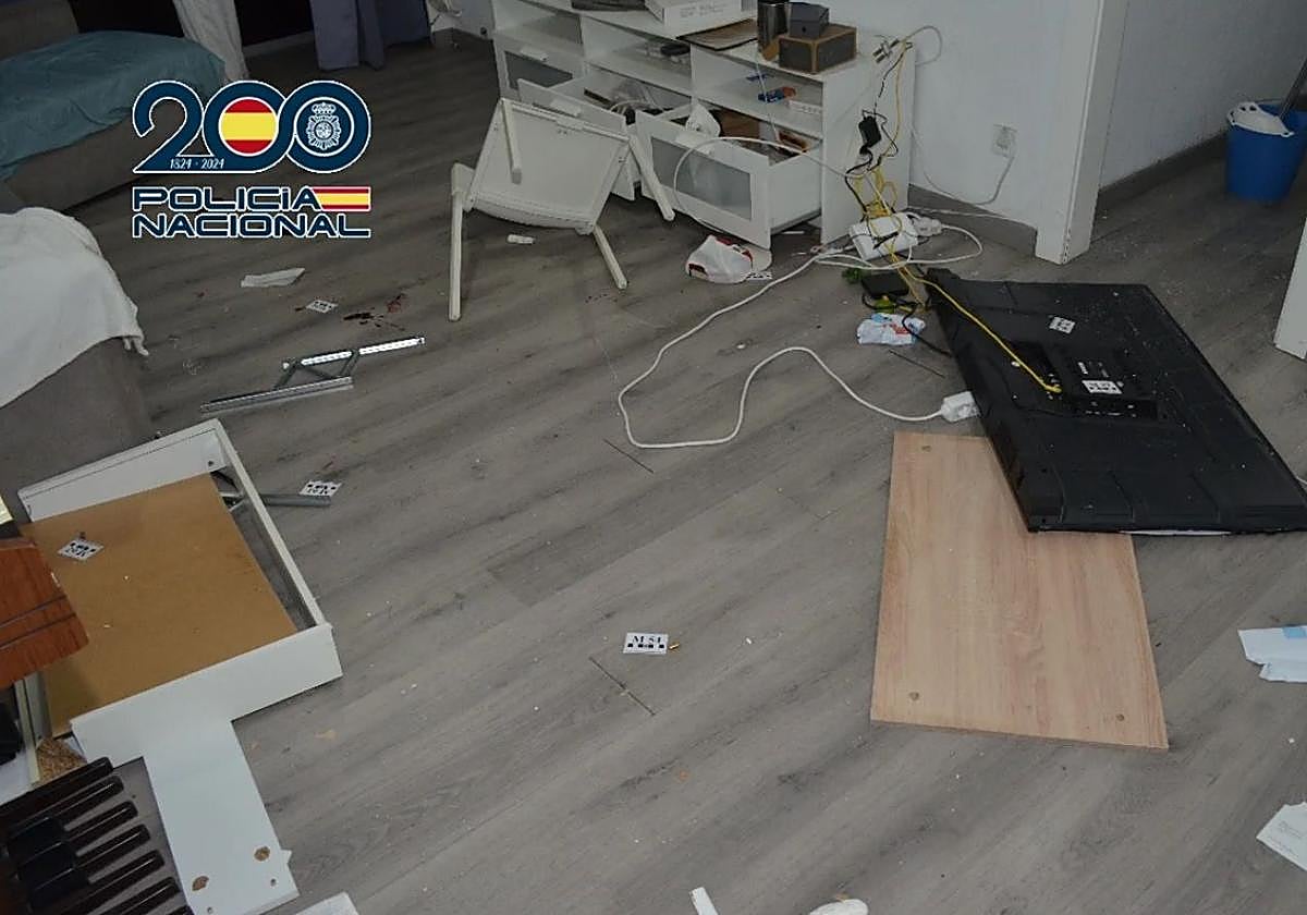 Estado en el que la Policía halló la vivienda en la que se produjo el tiroteo que acabó con la vida de la víctima.
