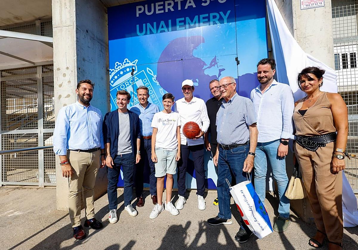 Unai Emery, con gorra, junto a políticos locales y autonómicos, delante de la puerta que le han dedicado en el estadio Artés Carrasco y que este viernes fue inaugurada.