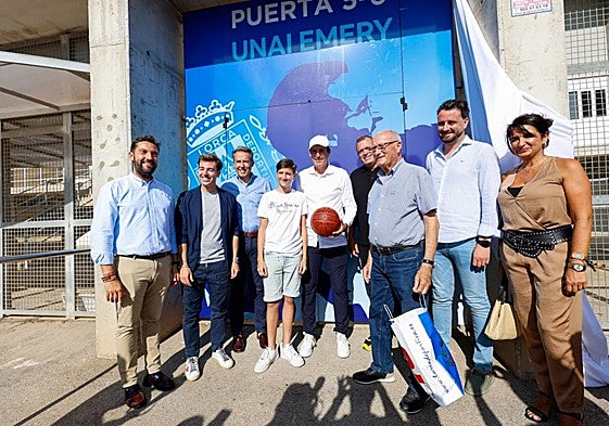 Unai Emery, con gorra, junto a políticos locales y autonómicos, delante de la puerta que le han dedicado en el estadio Artés Carrasco y que este viernes fue inaugurada.