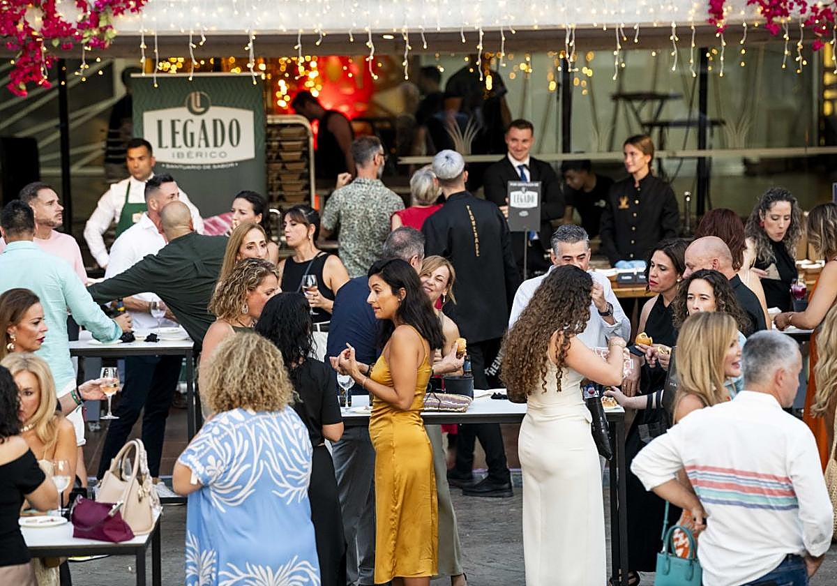 Los asistentes pudieron disfrutar de estaciones gastronómicas con guiños a la cocina internacional.
