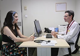 Mariano Leal atiende a una paciente, esta semana, en su consulta del centro de salud de La Ñora.
