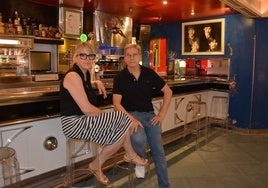 Pascuala Buitrago y Francisco Ortega, ayer, en el interior del bar.