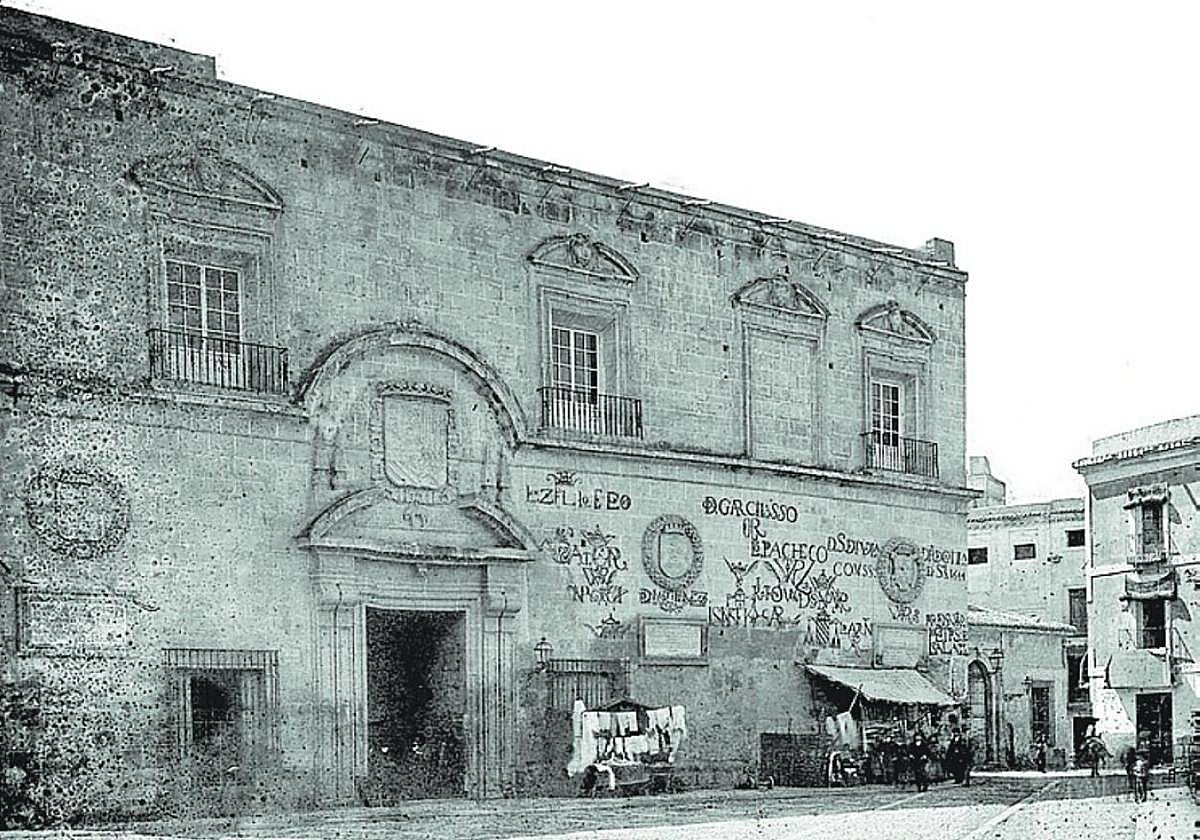 Única. En esta fotografía del edificio del Contraste, que estaba ubicado en Santa Catalina, puede verse a la derecha, con un farol en su puerta, la antigua Carnicería Real, actual plaza de Las Flores.