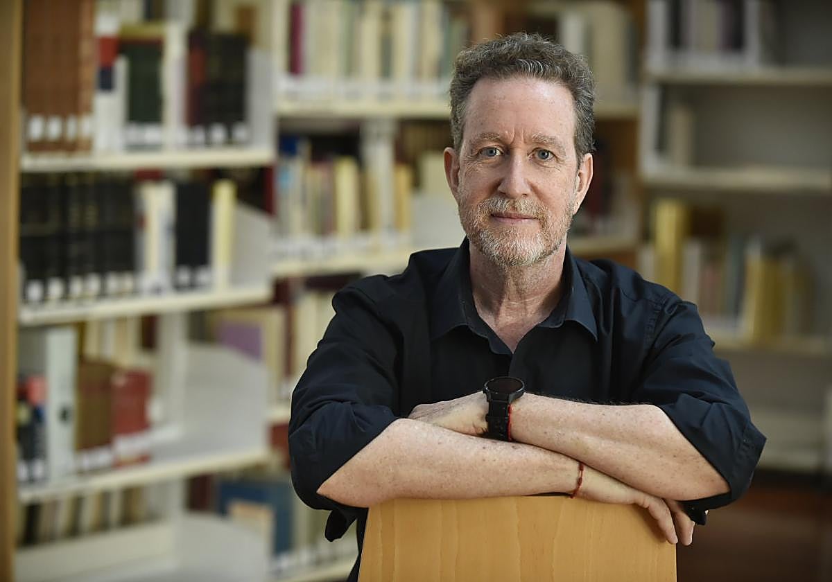 El escritor Jerónimo Tristante, en la Biblioteca Regional.