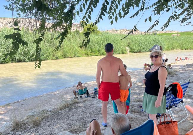 Visitantes disfrutan de la playa de La Presa, en Cieza, a orillas del río Segura.