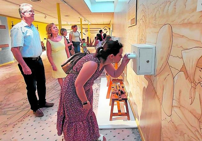 Asistentes a una de las salas expositivas.