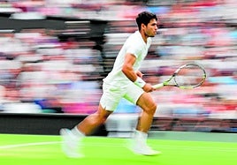 Carlos Alcaraz durante la final del año pasado, en la que levantó su segundo título de Wimbledon.
