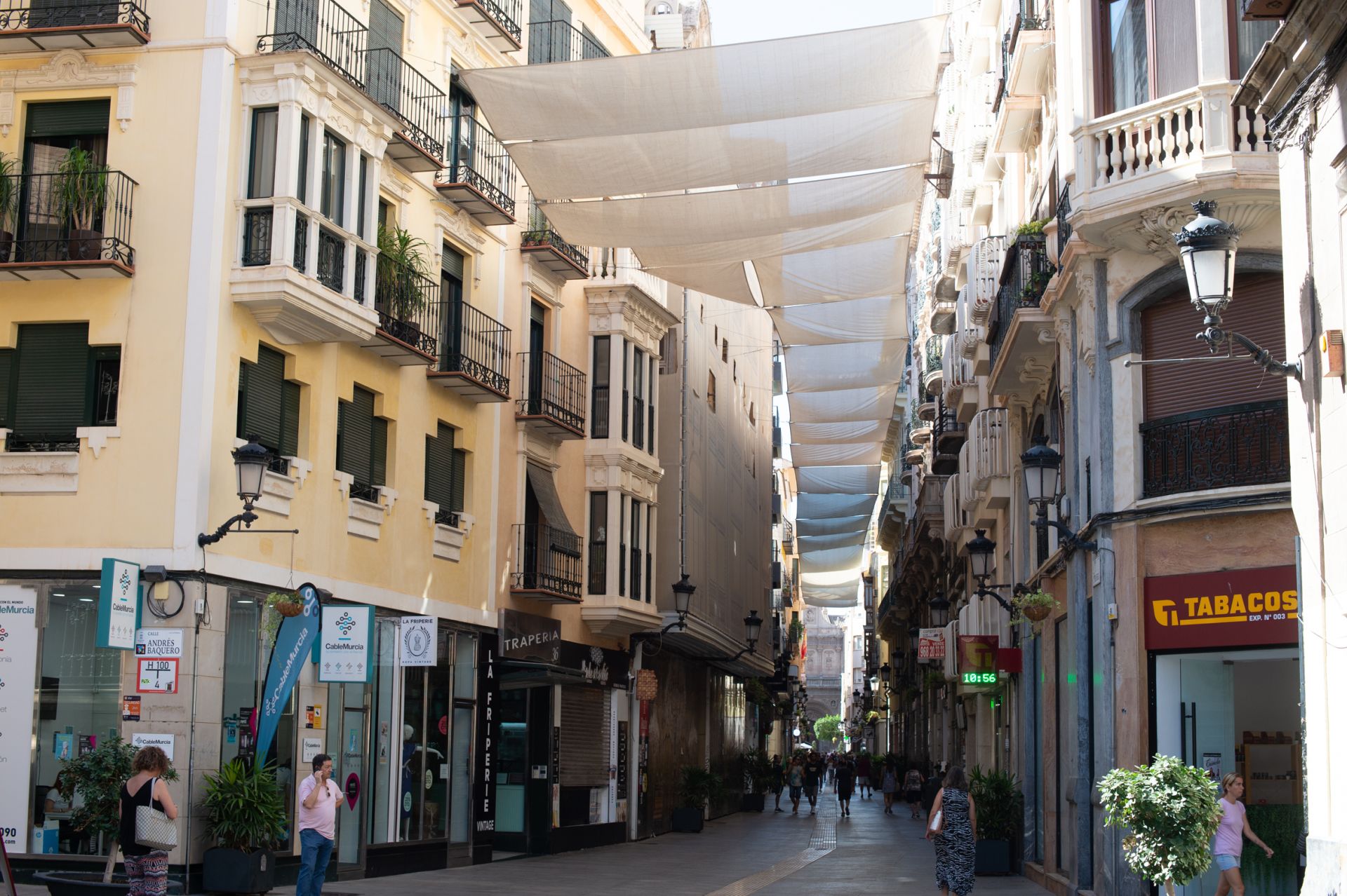 La calle Trapería de Murcia con los toldos instalados, en una imagen de archivo.