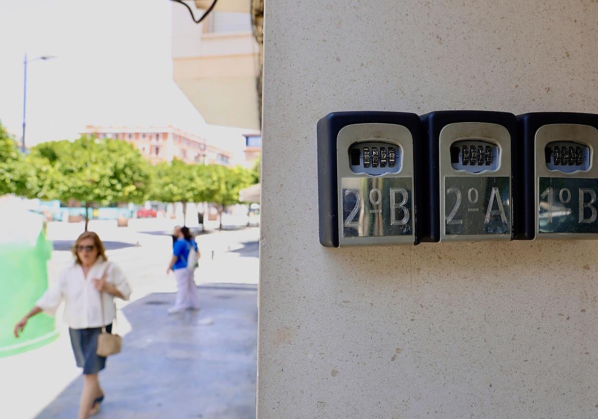 Compartimentos con llaves de pisos turísticos en Murcia.