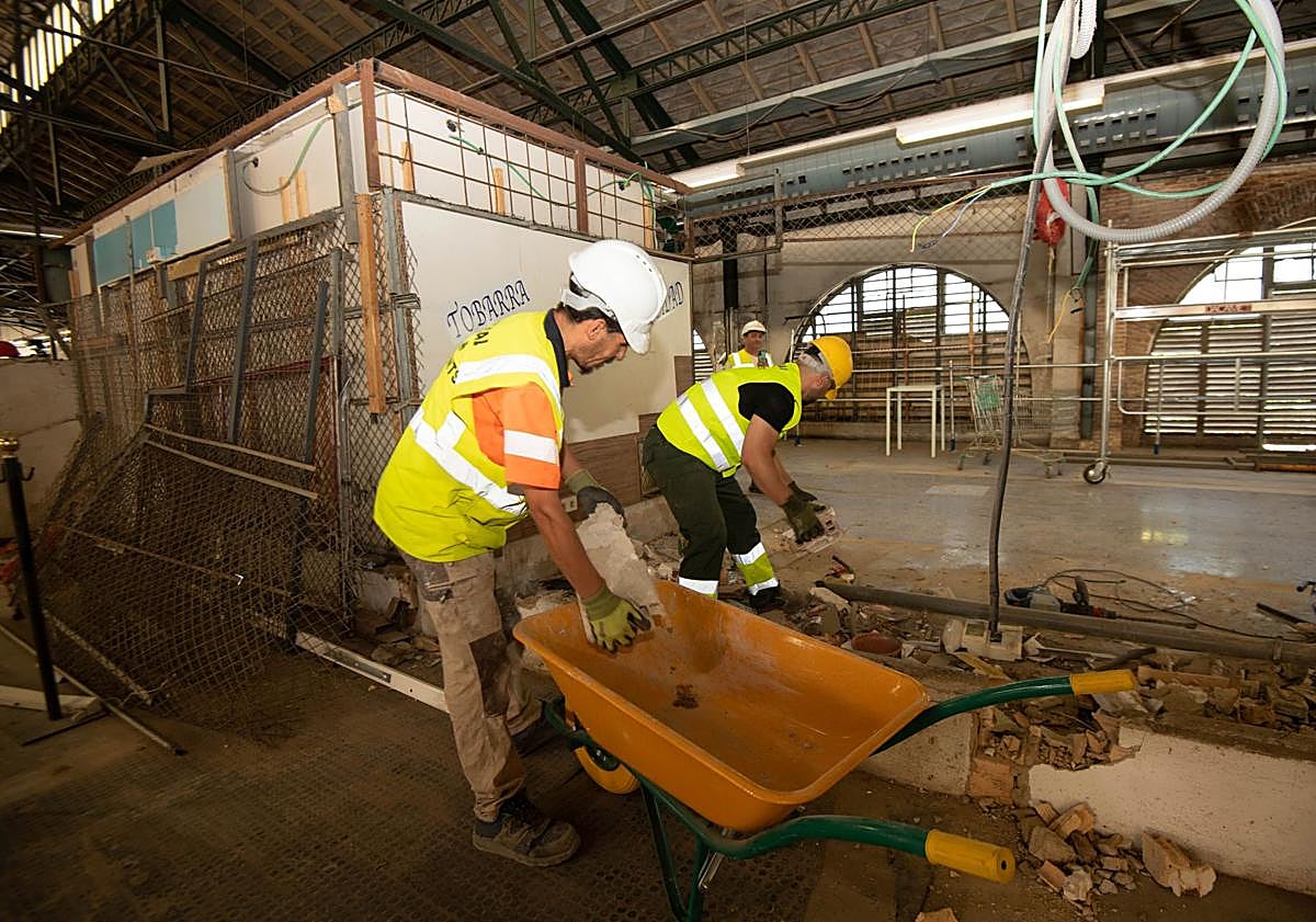Imagen principal - El mercado de Verónicas de Murcia mantendrá la actividad durante la retirada de la cubierta de fibrocemento
