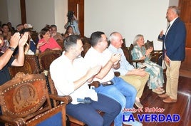 López Baquero, puesto en pie, agradece a quienes le aplauden por su elección como nuevo hermano mayor de la Cofradía de la Vera Cruz