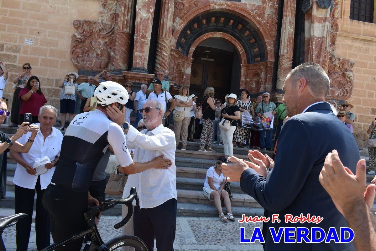 Imágenes de la llegada de José María López a Caravaca para culminar su reto a beneficio de la FELL