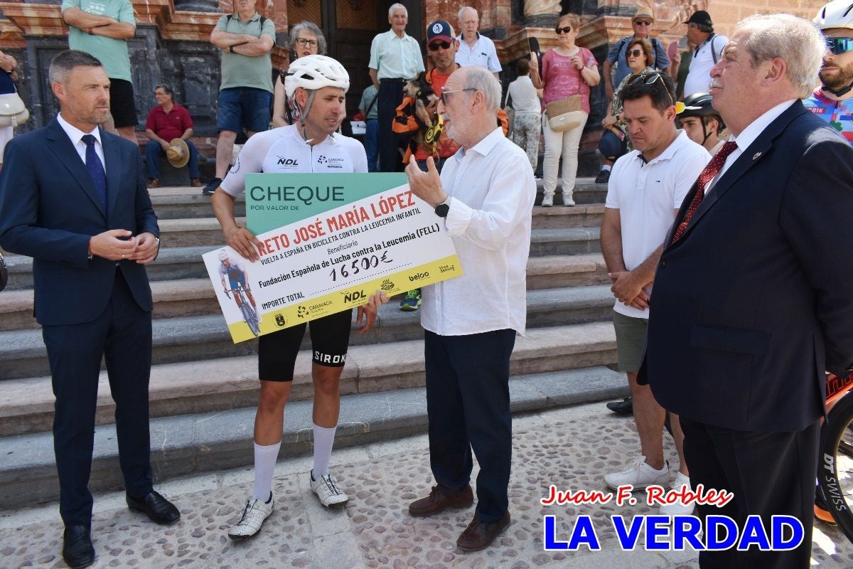 Imágenes de la llegada de José María López a Caravaca para culminar su reto a beneficio de la FELL