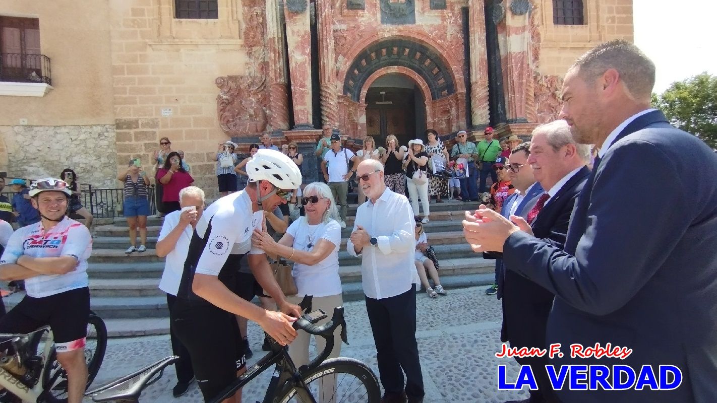Imágenes de la llegada de José María López a Caravaca para culminar su reto a beneficio de la FELL